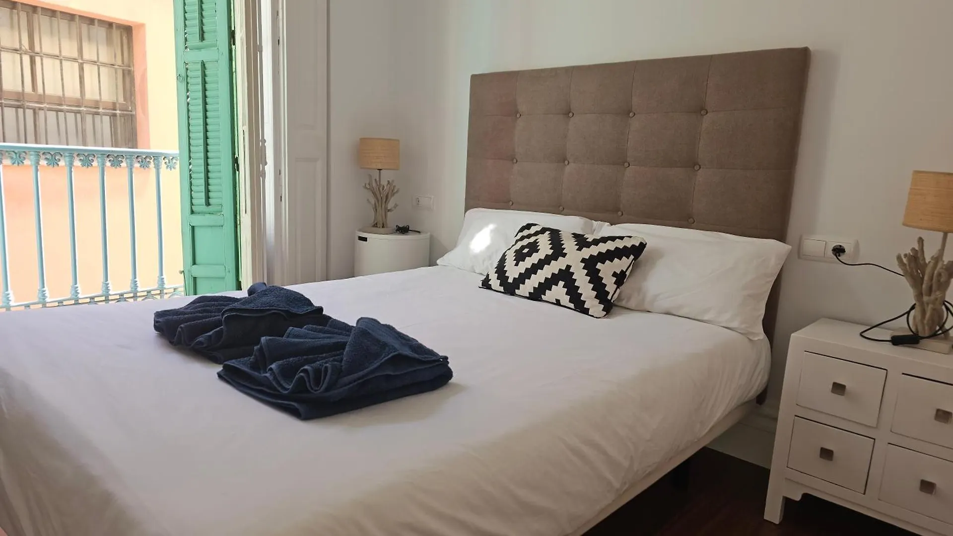 Chic Casa Cathedral At Calle Fresca 2-Bedroom Apartment In Malaga City Center