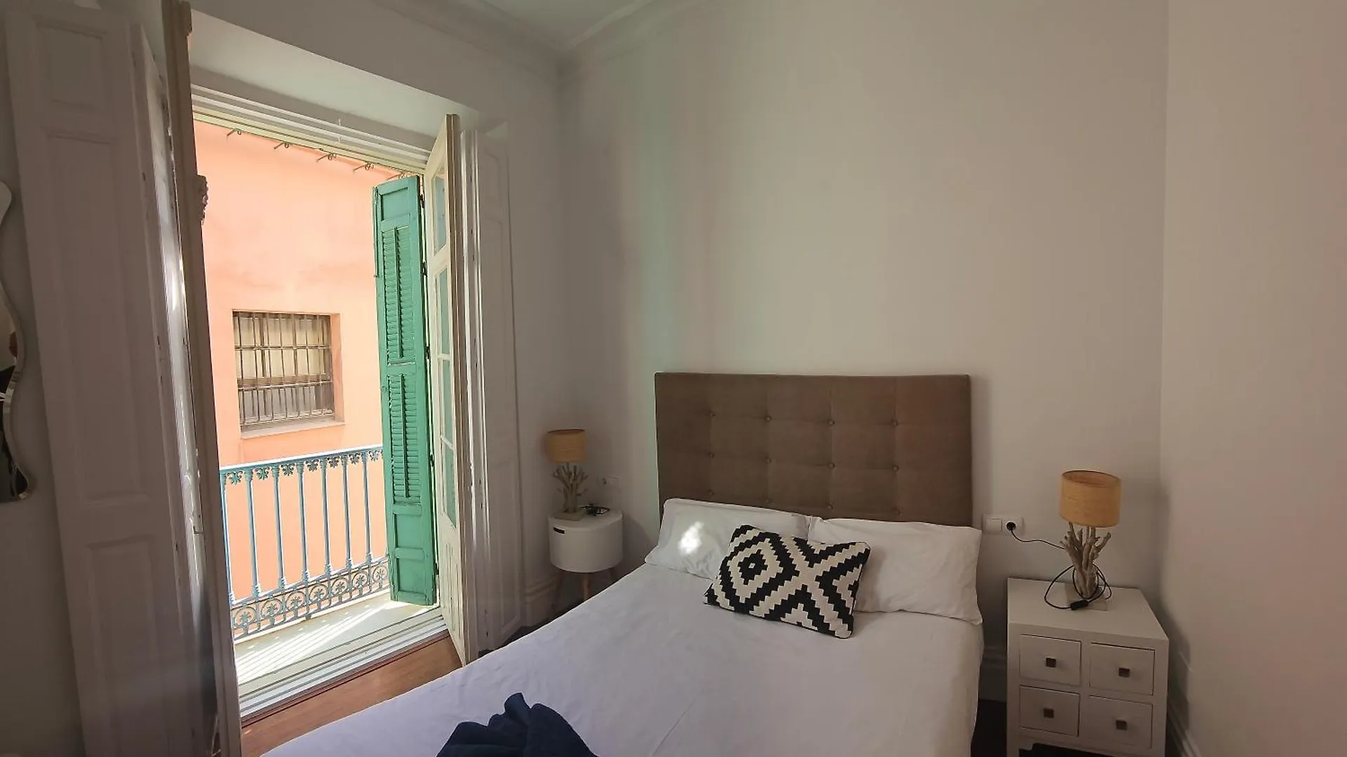 Chic Casa Cathedral At Calle Fresca 2-Bedroom Apartment In Malaga City Center